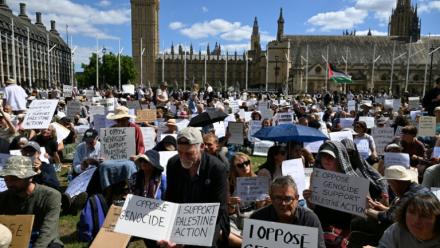 Un manifestant est emmené par des policiers lors d'une manifestation « Lift The Ban » (Lève l'interdiction) en soutien au groupe interdit Palestine Action, qui réclame la levée de l'interdiction récemment imposée, sur Parliament Square, dans le centre de Londres, le 9 août 2025