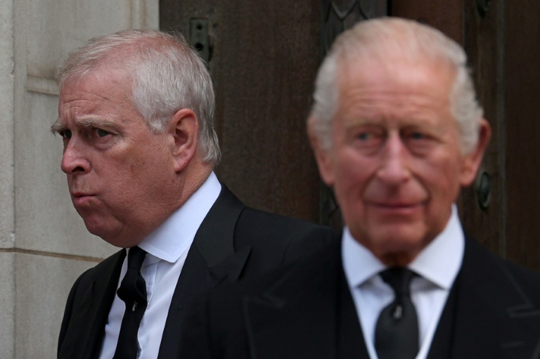 Le prince Andrew, à gauche et le roi Charles III, à droite, à Londres le 16 septembre 2025
