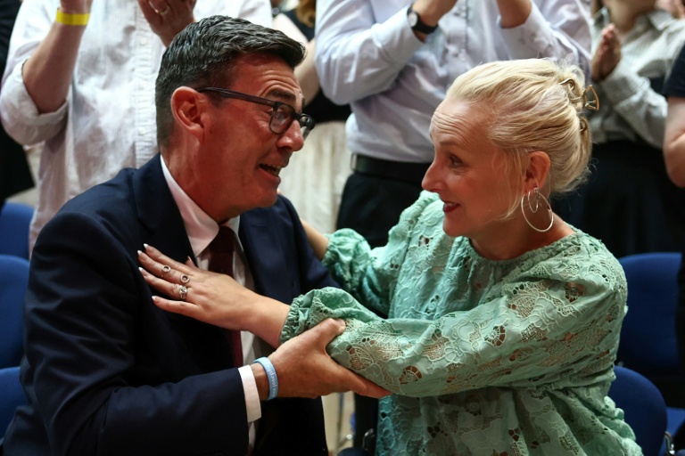 Andy Burnham (g) serre dans ses bras son épouse Marie-France van Heel (d) après avoir été confirmé comme nouveau chef du Parti travailliste et prochain Premier ministre, lors de la conférence extraordinaire du Labour à Londres, le 17 juillet 2026