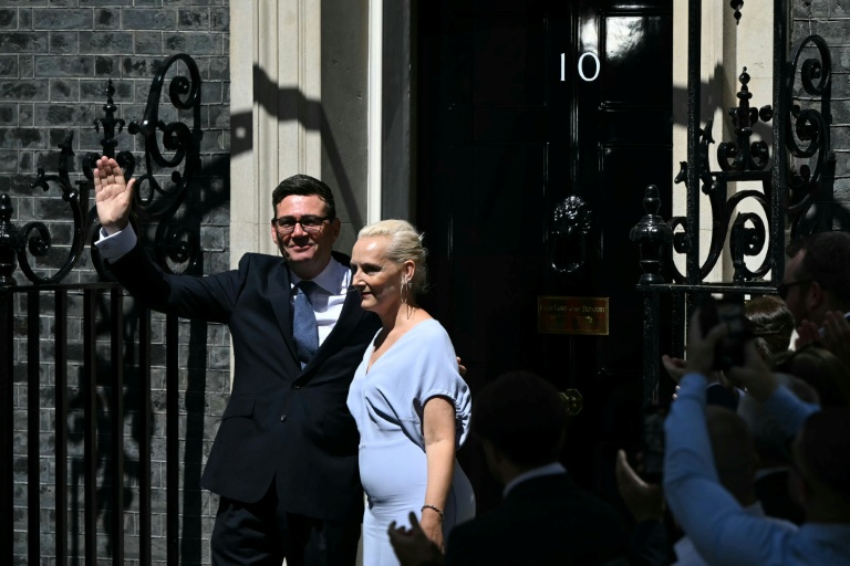 Le nouveau Premier ministre britannique, Andy Burnham, et son épouse, Marie-France van Heel, devant le 10 Downing Street, le 20 juillet 2026 à Londres, après que le roi Charles III lui a demandé de former le prochain gouvernement