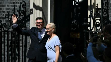 Le nouveau Premier ministre britannique, Andy Burnham, et son épouse, Marie-France van Heel, devant le 10 Downing Street, le 20 juillet 2026 à Londres, après que le roi Charles III lui a demandé de former le prochain gouvernement