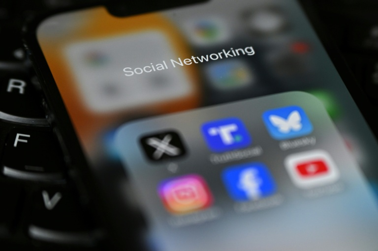 L'utilisation des réseaux sociaux représente une menace pour la santé des jeunes au même titre que le tabagisme, alertent des médecins britanniques 