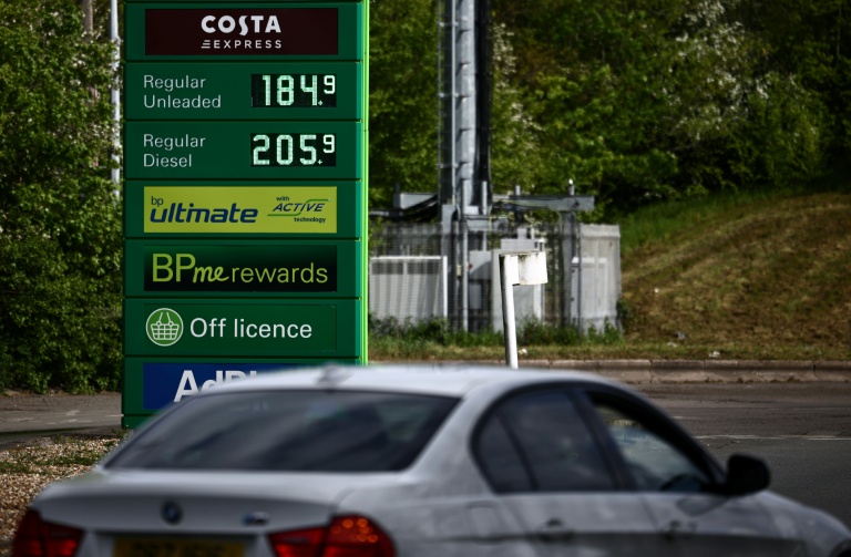 Le gazole au-dessus de 2 livres, dans une station-service BP, sur l’autoroute M4, à l’ouest de Londres, le 16 avril 2026