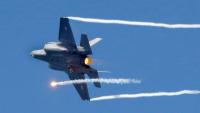 Un avion de chasse israélien F-35 effectue un spectacle aérien au-dessus de la plage de la ville côtière méditerranéenne de Tel Aviv, le 9 mai 2019