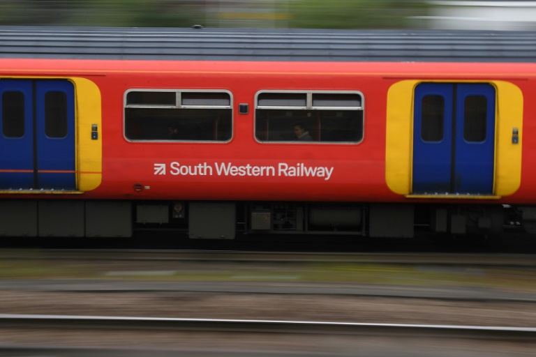 Un train de la compagnie ferroviaire South Western Railway à la gare de Clapham Junction, à Londres, le 20 mai 2021