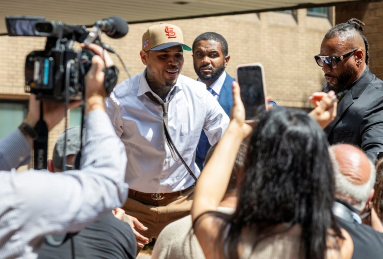 Le chanteur américain Chris Brown quitte les lieux après avoir assisté à une audience à la Southwark Crown Court de Londres, en Angleterre, le 24 juillet 2026
