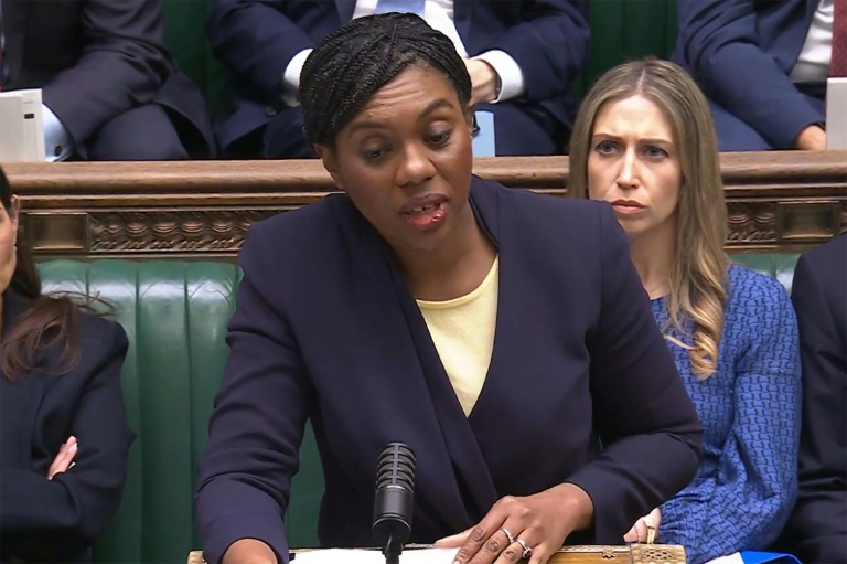 Image tirée d'une séquence diffusée par l'Unité d'enregistrement parlementaire britannique (PRU) via le site web Parliament TV, le 2 mars 2026, de la cheffe de l'opposition conservatrice, Kemi Badenoch lors d'une déclaration au Parlement