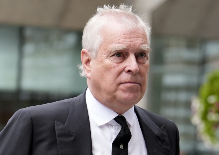 Le prince Andrew, duc d'York, arrive pour assister à une messe de Requiem, un service funèbre catholique, pour feu Catherine, duchesse de Kent à la cathédrale de Westminster, le 16 septembre 2025 à Londres