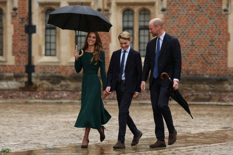 Le prince George, fils aîné du prince William et de la princesse Kate,  fait sa rentrée au prestigieux collège privé pour garçons d'Eton, près du château de Windsor, accompagné par ses parents, le 8 septembre 2026