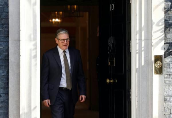 Le Premier ministre Keir Starmer, sortant du 10 Downing Street, Londre, le 4 avril 2026