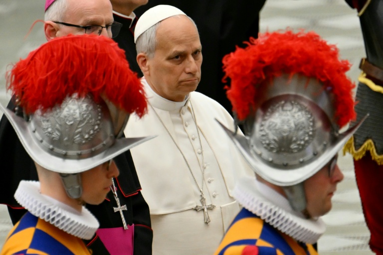 Le pape Léon XIV assiste à la cérémonie de prestation de serment de 28 nouvelles recrues de la Garde suisse dans la salle d'audience Paul VI au Vatican, le 6 mai 2026