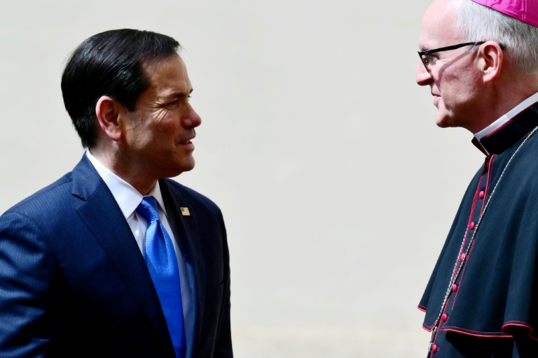 Le secrétaire d'Etat américain Marco Rubio accueilli par Mgr Petar Rajic au Vatican le 7 mai 2026