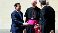 Le secrétaire d'État américain Marco Rubio arrive dans la cour Saint Damase au Vatican avant une audience privée avec le pape Léon XIV le 7 mai 2026.