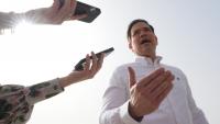 Le secrétaire d'Etat américain Marco Rubio s'adresse aux journalistes avant d'embarquer dans son avion à l'aéroport international Indira Gandhi de New Delhi, le 25 mai 2026