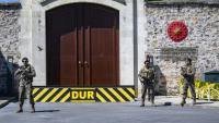 Des forces de sécurité turques gardent l'entrée du palais de Dolmabahce à Istanbul, le 15 mai 2025, où des pourparlers entre les délégations russe et ukrainienne sont attendus