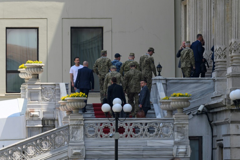 Une délégation arrive au palais Ciragan pour la deuxième réunion entre les délégations russe et ukrainienne pour les pourparlers de paix à Istanbul, le 2 juin 2025 en Turquie