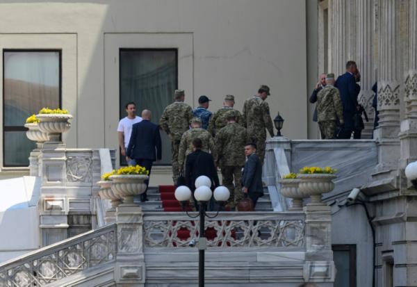 Une délégation arrive au palais Ciragan pour la deuxième réunion entre les délégations russe et ukrainienne pour les pourparlers de paix à Istanbul, le 2 juin 2025 en Turquie