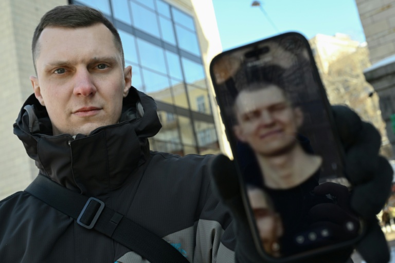L'ex-soldat ukrainien Iaroslav Roumiantsev, montre une photo de lui durant sa captivité dans une prison russe. Kiev, 2 février 2026