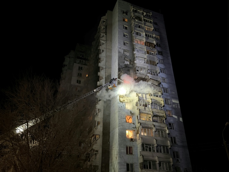 Des pompiers éteignent un incendie dans un immeuble après une frappe russe à Zaporijjia en Ukraine, le 24 mars 2026