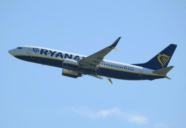 Un Boeing 737 de la compagnie aérienne irlandaise à bas coût Ryanair décolle de l'aéroport de Blagnac, à Toulouse, le 20 mai 2026