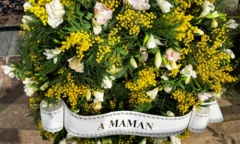 La gerbe de fleurs, notamment du mimosa, que Nicolas Charrier, le fils de Brigitte Bardot, a fait déposer à l'église pour les obsèques de l'actrice, le 7 janvier 2026 à Saint-Tropez, dans le sud de la France