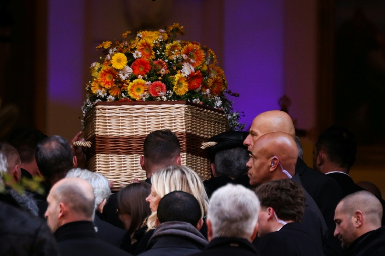 Le cercueil de Brigitte Bardot entre dans l'église Notre-Dame de l'Assomption lors des obsèques de l'actrice, le 7 janvier 2026 à Saint-Tropez, dans le sud de la France