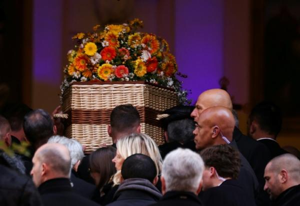 Le cercueil de Brigitte Bardot entre dans l'église Notre-Dame de l'Assomption lors des obsèques de l'actrice, le 7 janvier 2026 à Saint-Tropez, dans le sud de la France