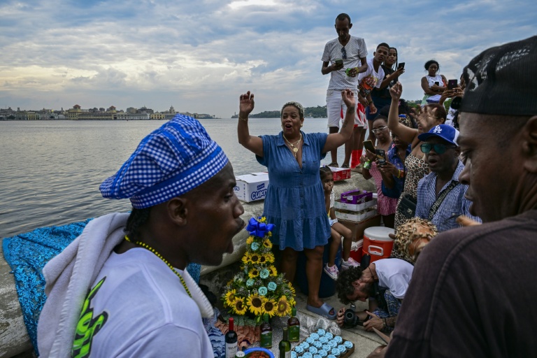 Des fidèles de la Vierge de Regla, connue sous le nom de Yemaya dans la religion afro-cubaine, participent à une célébration à La Havane, le 7 septembre 2026