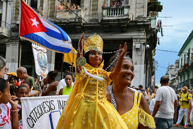 Une fidèle brandit une poupée représentant la Vierge de la Charité, dans la religion catholique, et Oshun dans la religion yoruba, lors de la traditionnelle procession en leur honneur, à La Havane, le 8 septembre 2026