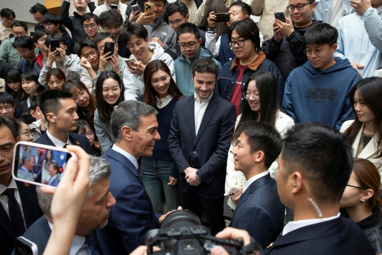 Le Premier ministre espagnol Pedro Sanchez parle avec des étudiants à l'université Tsinghua de Pékin, le 13 avril 2026