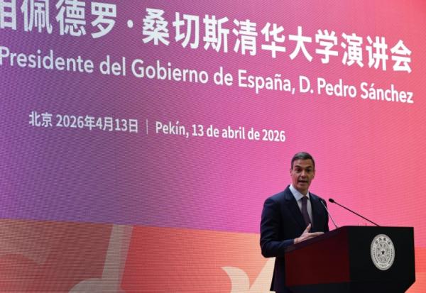 Le Premier ministre espagnol Pedro Sanchez prononce un discours à l'université Tsinghua de Pékin, le 13 avril 2026
