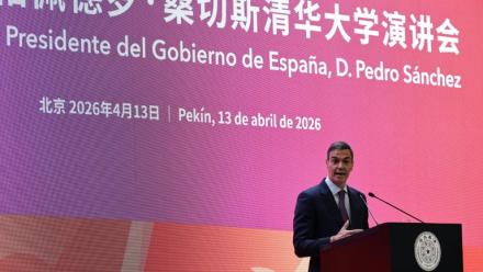 Le Premier ministre espagnol Pedro Sanchez prononce un discours à l'université Tsinghua de Pékin, le 13 avril 2026