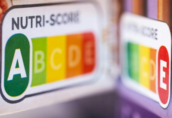 Un étiquetage "Nutri-score" sur une boîte de biscuits, à Paris, le 10 mars 2025