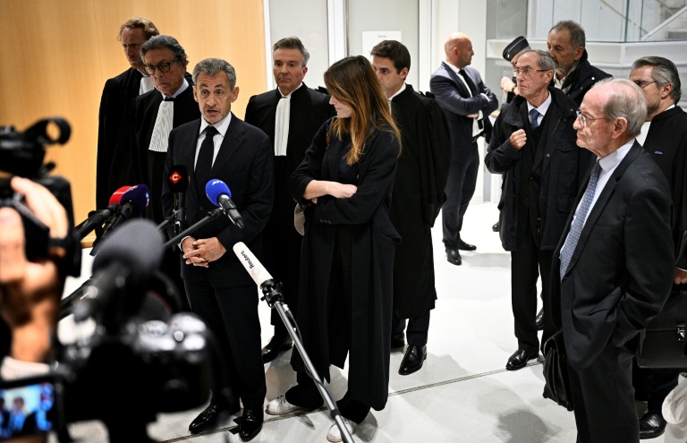 L'ancien président Nicolas Sarkozy s'adresse à la presse, le 25 septembre 2025 au tribunal de Paris