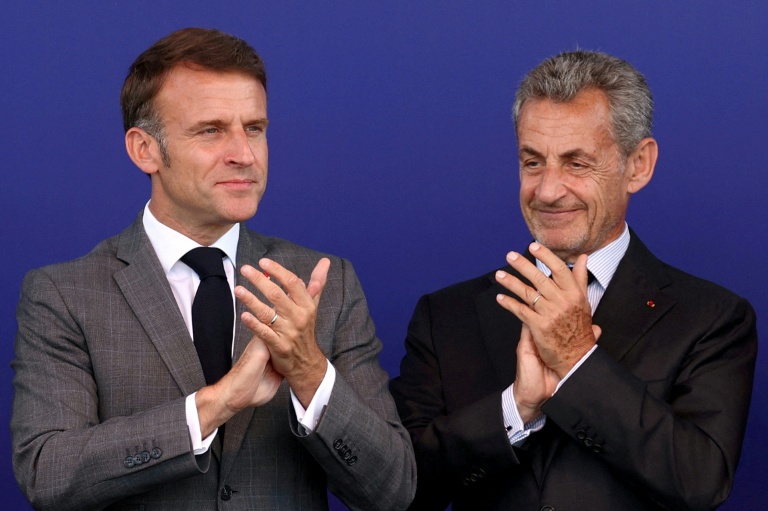 Emmanuel Macron (g) et Nicolas Sarkozy lors de l'inauguration du terminus de la ligne 14 du métro parisien, à Saint-Denis, le 24 juin 2024