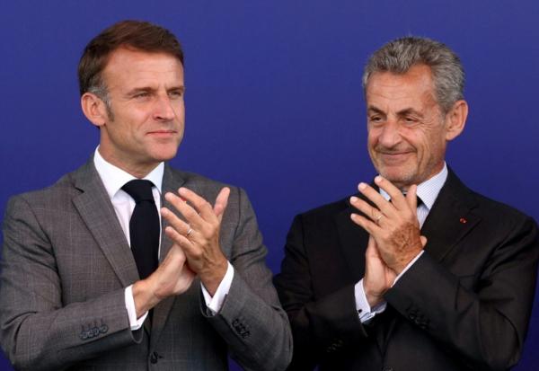Emmanuel Macron (g) et Nicolas Sarkozy lors de l'inauguration du terminus de la ligne 14 du métro parisien, à Saint-Denis, le 24 juin 2024