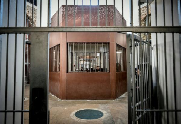 Un gardien à la prison de la Santé à Paris, le 12 avril 2019