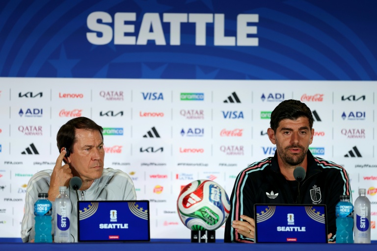 Rudi Garcia, le sélectionneur français de la Belgique (à gauche) et Thibaut Courtois, le gardien des Diable rouges, en conférence de presse le 5 juillet 2026 à Seattle. 