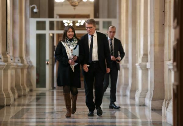Anne Hidalgo (g), alors maire de Paris, et Patrick Bloche (c), alors maire adjoint, à l'hôtel de ville, le 9 février 2026
