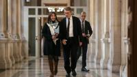 Anne Hidalgo (g), alors maire de Paris, et Patrick Bloche (c), alors maire adjoint, à l'hôtel de ville, le 9 février 2026