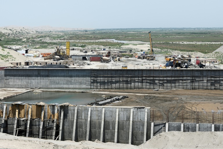 Une section du canal de Qosh Tepa en construction, censé permettre d'irriguer les champs à partir de la rivière Amu Darya, le 23 juin 2025 dans la province de Balkh, dans le nord de l'Afghanistan