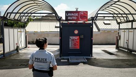 La police de l'environnement inspecte une station de lavage automobile à Saint-Quentin-en-Yvelines, près de Paris, le 5 août 2022
