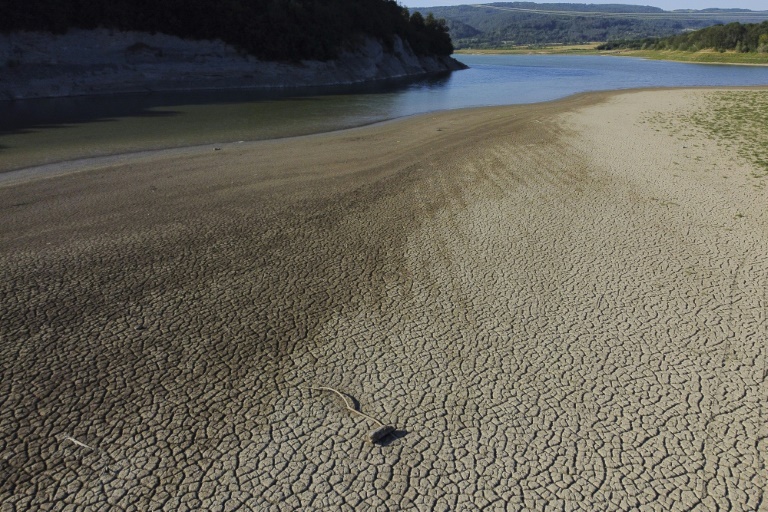 Le lit asséché d'un bras de rivière approvisionnant un barrage à Elena, en Bulgarie, le 2 juillet 2025