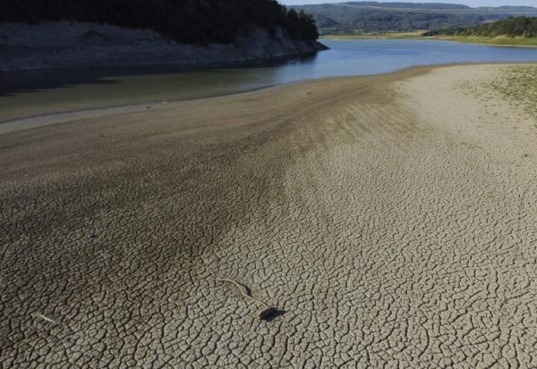 Le lit asséché d'un bras de rivière approvisionnant un barrage à Elena, en Bulgarie, le 2 juillet 2025