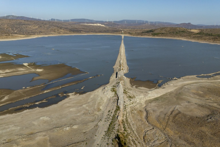 Vue aérienne montrant un tronçon de l'ancienne autoroute reliant Izmir à Cesme, en Turquie, émergeant en raison de la baisse de niveau de la retenue d'eau d'un barrage à Izmir, le 30 juillet 2025