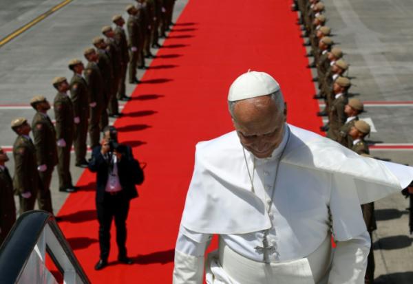 Photo prise et transmise le 12 juin 2026 par Vatican Media du pape Léon XIV montant à bord de son avion à l'aéroport de Los Rodeos, sur l'île de Ténérife, la plus grande île de l'archipel espagnol des Canaries  