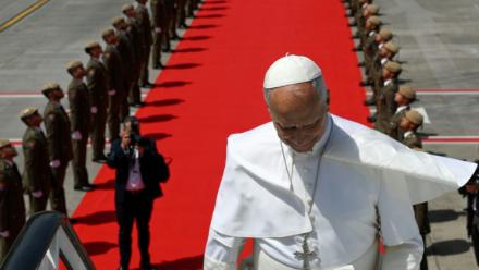 Photo prise et transmise le 12 juin 2026 par Vatican Media du pape Léon XIV montant à bord de son avion à l'aéroport de Los Rodeos, sur l'île de Ténérife, la plus grande île de l'archipel espagnol des Canaries  