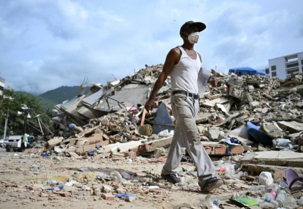 Un homme près des décombres d'immeubles effondrés à Caraballeda, dans l'Etat de La Guaira, au Venezuela, le 8 juillet 2026 après un double séisme