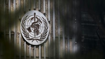 Logo de l'OMS, au siège de l'organisation, le 13 mars 2025 à Genève