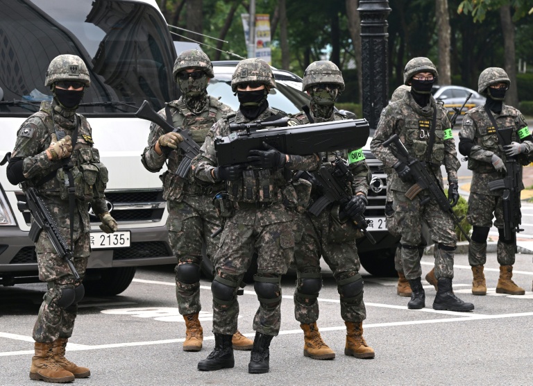 Des soldats sud-coréens participent à un exercice antiterroriste dans un hôtel àSéoul, le 19 août 2026, en marge d'un exercice militaire conjoint entre la Corée du Sud et les États-Unis baptisé 